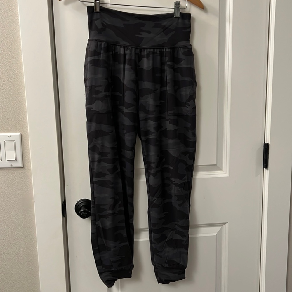 Athleta Salutation jogger. Size small.